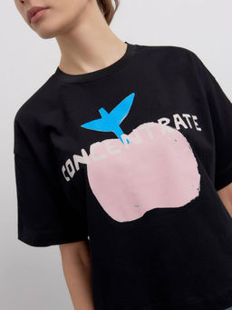 CONTE Свободная футболка из хлопка с рисунком Born in love LD 2675 black-apple - Conte elegant фото 4