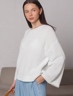 Укороченный джемпер с широкими рукавами рельефной вязки из хлопка с акрилом