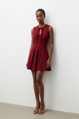 TRENDYOLMILLA Bordo Duz Etegi Belden Ac?lan Baglama Detayl? Mini Dokuma Elbise TWOSS25EL00747