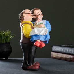 Фигурка полистоун «Дед с бабкой на руках», 27×22×14 см