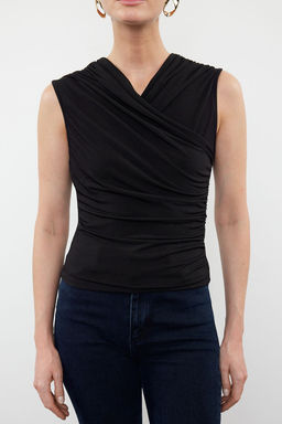 Trendyolmilla Siyah Fitted/Vucuda Oturan Buzgu Detayl? Kolsuz Esnek Orme Bluz TWOSS24BZ00518