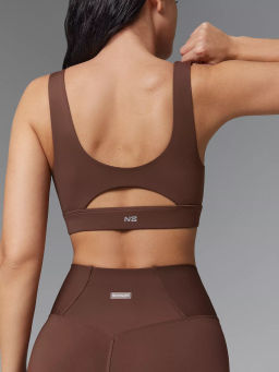 Спортивный топ-бра со средней поддержкой и фигурной вставкой на груди