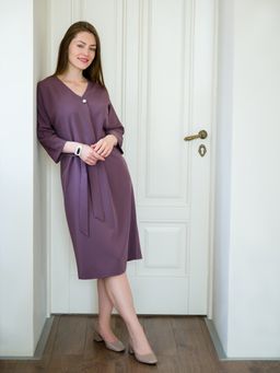 Платье однотонное с брошкой капучино - Odis фото 9