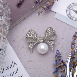 Брошь Жемчужинка классический бантик, цвет белый в серебре