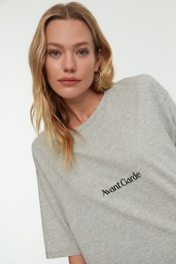 Gri Pamuk Kar?s?ml? Slogan Nak?sl? Relaxed/Genis Rahat Kesim Bisiklet Yaka T-Shirt TWOSS21TS0481