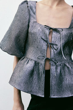 Blusa en tejido jacquard con lazadas