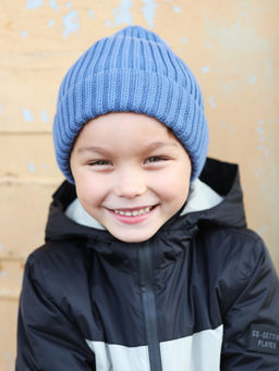 Синяя вязаная шапка