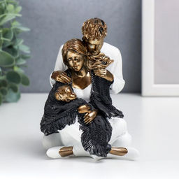 Фигурка полистоун «Папа, мама и ребёнок в белой одежде, укрытые шарфом», 12.5×9×13.5 см