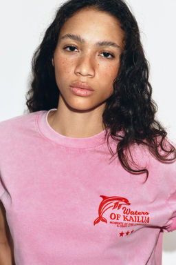 CAMISETA EFECTO LAVADO TEXTO / Rosa