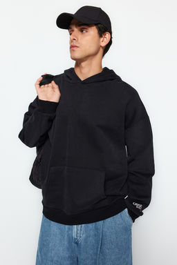TRENDYOL MAN Siyah Kapusonlu Oversize/Genis Kesim Nak?sl? Etiketli Yumusak Kumas Sweatshirt TMNAW24SW00031 - Trendyolmilla фото 21