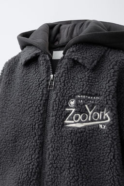 FAUX SHEARLING OVERSHIRT WITH REMOVABLE HOOD AND EMBROIDERED ZOO YORK® X ZARA DETAIL  фото 6