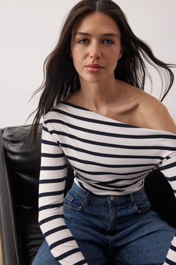 Lacivert Cizgili Premium Yumusak Kumasl? Fitted/Vucuda Oturan Kay?k Yaka Orme Bluz TWOAW24BZ00227