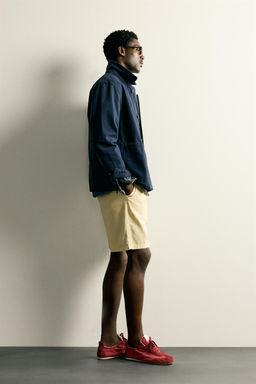 BERMUDA PLIEGUES REGULAR FIT / Amarillo claro