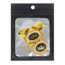 Соска - пустышка силиконовая ортодонтическая «Корона», от 6 мес., с колпачком + держатель - цепочка, цвет золотой/черный, стразы