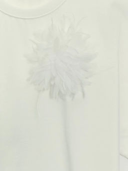 Футболка с брошью из перьев / Zarina