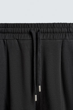 PANTAL?N JOGGER PLIEGUES SOFT / Negro