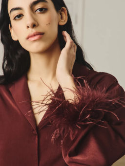 Блузка с английским воротником и перьями / Zarina