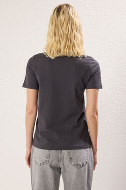 TRENDYOLMILLA Antrasit %100 Pamuk Regular/Normal Kal?p Ayna Aksesuarl? Orme T-Shirt TWOSS25TS00091  фото 6