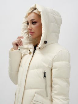 Пальто утепленное стеганное зимнее с капюшоном женское бежевого цвета 9639B - Mtforce фото 14