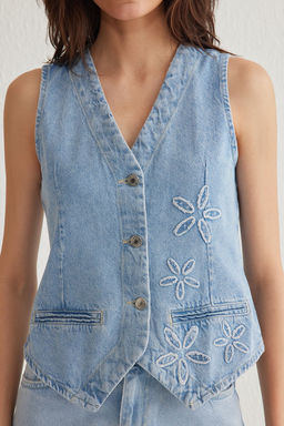 TRENDYOLMILLA Ac?k Mavi Cicek Nak?sl? V Yaka Denim Yelek TWOSS25YE00003  фото 3