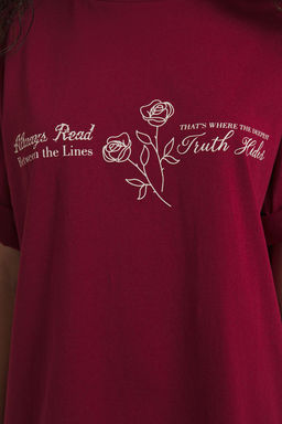 TRENDYOLMILLA Bordo %100 Pamuk Oversize/Genis Kal?p On Arka bask?l? Orme T-Shirt TWOSS25TS00150  фото 7