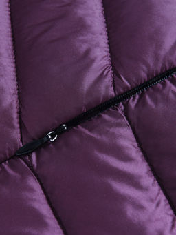 Куртка женская удлинённая стёганая с капюшоном и графеновой подкладкой темно-фиолетового цвета 9628_1TF