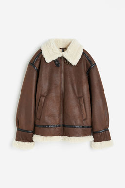 Cazadora oversize con forro de borreguito