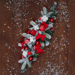 Гирлянда новогодняя хвойная «Зимнее волшебство. Сюрприз» 60×23 см, красно-белая