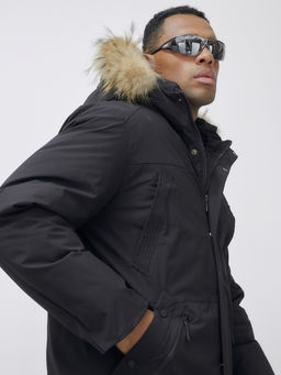 Парка зимняя с мехом черного цвета до - 30