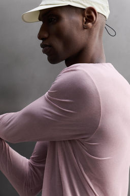 CAMISETA RUNNING ESTRUCTURA LIGERA / Violeta