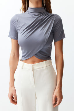 Gri Dik Yaka K?sa Kollu Drapeli Crop Bluz Orme Bluz TWOSS24BZ00422