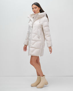 Куртка зимняя женская классическая с капюшоном бежевого цвета 7671B - Visdeer фото 17