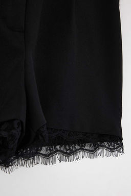 Siyah Dantel Serit Detayl? Dokuma Sort & Bermuda TPRSS26SR00002