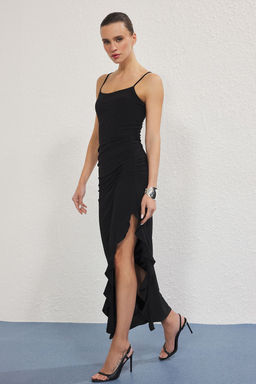 Trendyolmilla Siyah Ask?l? Vucuda Oturan F?rf?rl? Y?rtmacl? Esnek Maxi Orme Elbise TWOSS25EL00782