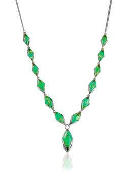 Яркое колье Подснежник с тонированным изумрудным янтарём