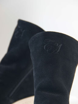 Ботинки 233.1541be. Черный замша/Байка