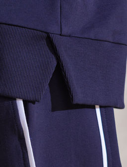 Свитшот с лампасами и разрезами из эластичного футера двухнитки без начеса - Vilatte фото 4