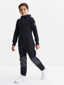 Черный комбинезон с наколенниками для мальчика