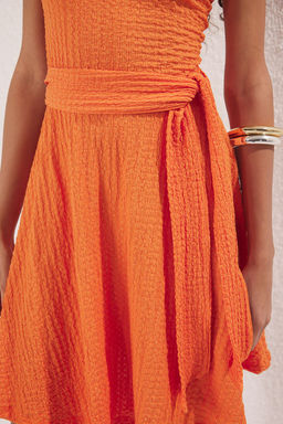 Turuncu Dokulu Ask?l? Baglama Detayl? Skater/Belden Ac?lan Mini Orme Elbise TWOSS25EL00794