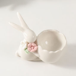 Фигурка-подставка для яйца «Кролик пасхальный с цветочками, яйцом«, керамика, 9.5×5.6×6.9 см