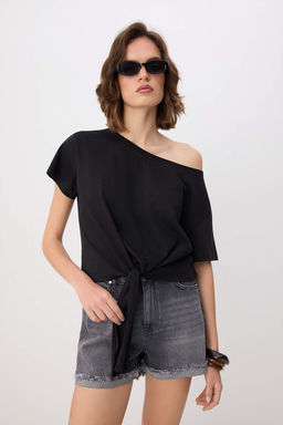 Siyah Duz Relaxed Asimetrik Yaka Dusuk Kol K?sa %100 Pamuk Orme T-Shirt TWOSS26TS00248