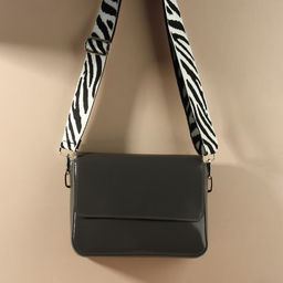 Ручка для сумки «Зебра», стропа, с карабинами, 139±3×3.8 см, чёрно-белая