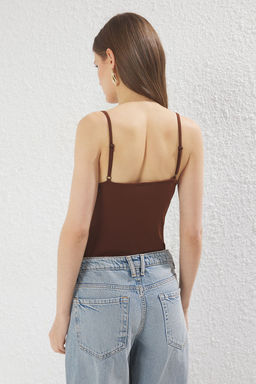 TRENDYOLMILLA Kahverengi Fitted/Vucuda Oturan Alttan C?tc?tl? Esnek Orme Body TWOSS25BD00015  фото 4