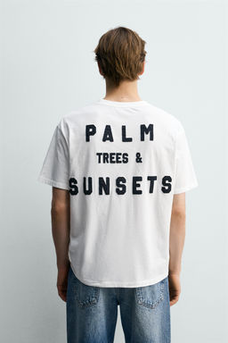 CAMISETA RELAXED FIT TEXTO PARCHES / Blanco