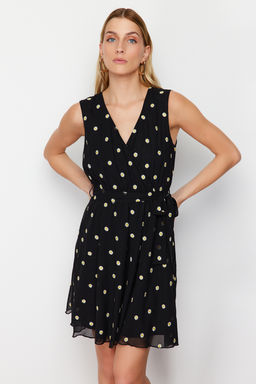 TRENDYOLMILLA Siyah Etegi Volanl? Nak?sl? Kruvaze Yaka Sifon Astarl? Mini Dokuma Elbise TWOSS24EL00633  фото 3