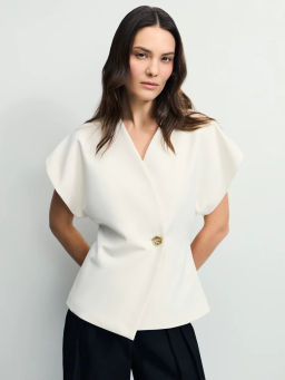 Приталенный жилет с декоративной пуговицей / Zarina