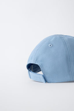 GORRA VARSITY BORDADO / Azul claro