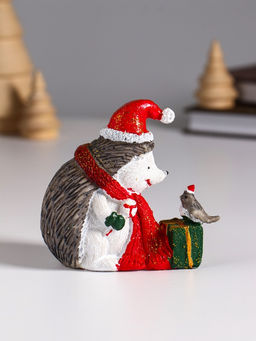 Фигурка полистоун Ёжик в красном колпак и шарфе, с подарком и птичкой, 8.5?5?9.5 см