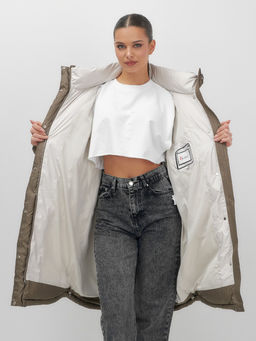 Пальто зимнее утепленное с капюшоном женское коричневого цвета 7747K - Visdeer фото 13