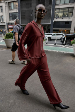 WIDE-LEG TROUSERS WITH CONTRAST TOPSTITCHING